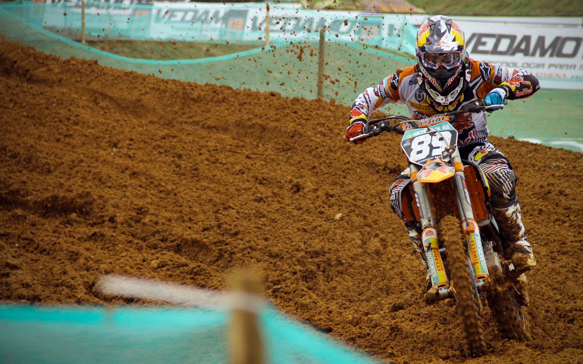 乔治反跑接球空切完成暴扣，乔治扣篮